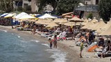 Ünlü tatil cenneti alev alev! Sahillere akın ettiler