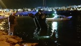Otomobil denize düştü; içindeki kişi son anda kurtuldu