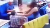 Sen misin tokat atan! Kadın garson müşteriyi evire çevire dövdü