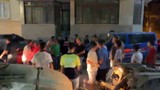 Bir yanda alevler, diğer yanda ise... Vatandaş şüpheliyi döve döve öldürüyordu!