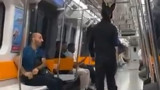 İstanbul metrosunda büyük panik: Tavşan kostümlü, eli tüfekli şüpheli kamerada!