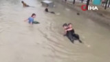 Yağmur sonrası Ankara'ya ''deniz'' geldi: Çocuklar biriken sel sularında yüzdü!