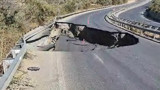Söke-Kuşadası karayolu çökme nedeniyle ulaşıma kapatıldı