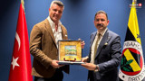 Yeşilay'dan Fenerbahçe Başkanı Sadettin Saran'a plaket
