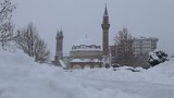 Dün akşamdan bu yana yağan kar bir şehrimizi daha yuttu: Her yer, her şey karlar altında!