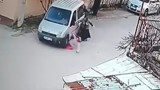 Gözü dönmüş psikopat eşine aracıyla çarpıp ayaklarını ezdi