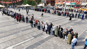 Üç ayrı stantta 3 ayrı metrelerce kuyruk oluştu...