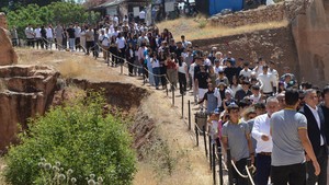 Kurban Bayramı tatilinde deniz, güneş, kumsal yerine fenomen dizinin evine akın ettiler!