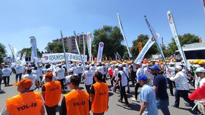 Ankara'da ''düşük zam'' eylemi: Maliye Bakanlığı'na yürüdüler