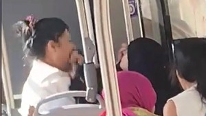 Belediye otobüsünde saç saça baş başa kavga! Tesettürlü kadına çirkin sözler
