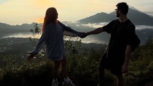 Güzel şarkıcı eşiyle yıllar sonra Tayland'ta ikinci balayına çıktı