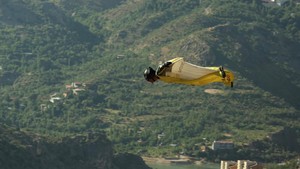 220 kilometre hızla uçan ''yarasa adam'' görenleri hayrete düşürdü