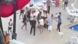 Pantolonlarıyla havuza girmeye kalkışan yabancı uyruklu magandalar, siteyi savaş alanına çevirdi