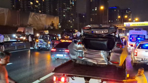 İstanbul'da zincirleme kaza: Tam 16 araç birbirine girdi; yol araç çöplüğüne döndü!