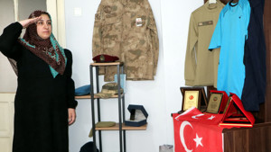 Onlarca şehidin eşyasını evindeki özel odada biriktirdi