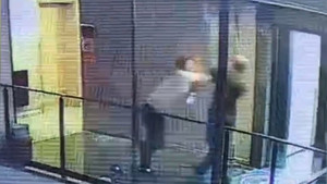 Rezidansta dehşet anları: Görevliyi tekme tokat dövdü