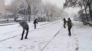 Okullarda kar tatili bir gün daha uzatıldı: İşte yarın eğitime ara verilen iller