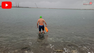 Soğuğa aldırış etmedi; karlar altında, buz gibi denize girdi...