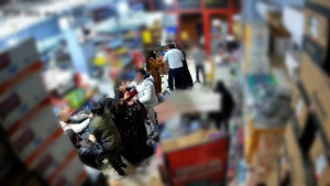 Markette ağabey kardeş kavgasında ortalık savaş alanına döndü