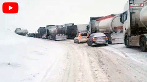 İki ilimizi birbirine bağlayan yolda tipi bastırdı araçlar yolda kaldı...