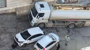 Freni boşalan akaryakıt tankeri ortalığı savaş alanına çevirdi