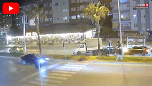 Yayaya yol vermek için yavaşladı, arkadan gelen tüm araçlar birbirine çarptı!