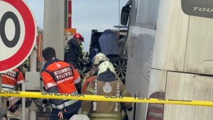 Kuzey Marmara Otoyolu'nda dehşete düşüren kaza: Gişede sıkıştılar!