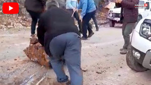 Heyelan felaketinde yolu kapatan dev kayaları vatandaşlar böyle kaldırdı