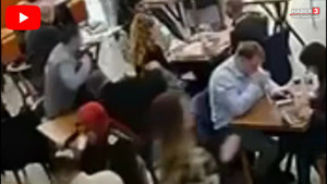 İstanbul'da turistler, turisti soydu! Kaşla göz arasındaki hırsızlık anı kamerada