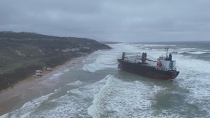 İstanbul'da 100 metrelik gemi karaya oturdu
