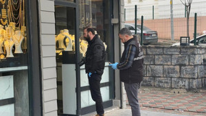 Kuyumcu dükkanında soygun dehşeti: Polisi vurup altınlarla kaçtılar