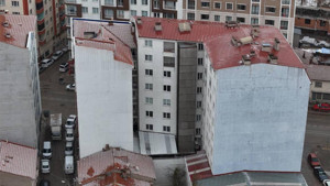 58 yaşındaki adam 7'nci kattan atladı; eve giren ekipler dehşete kapıldı