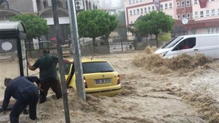 Ankara'da sel felaketi ! Araçlar sürüklendi