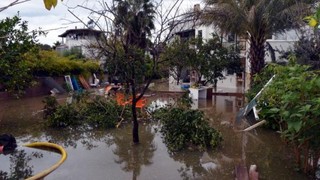 Antalya Serik'te dere taştı, lüks villalar sular altında!