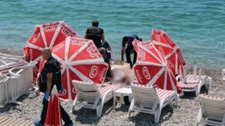 Plajda şemsiyenin arkasında felaket var