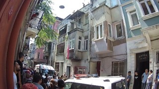 İstanbul'da bir genç kız çatıda ölü bulundu