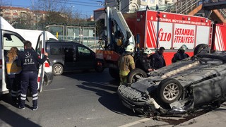 Makas atan sürücü araçlara çarpıp takla attı