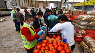  İzmir’de sebze meyve hali esnafından yardım eli