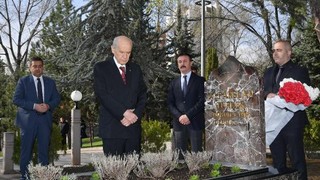 Bahçeli'den Türkeş'in mezarına ziyaret