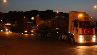 Trafikte savaş uçağı şaşkınlığı