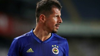 Emre Belözoğlu'dan 6 transfer daha