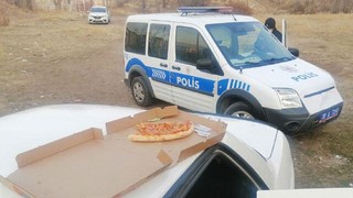 Çaldıkları arabada ''pizza'' yerken yakayı ele verdiler