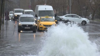 İstanbul'da moto kurye su çukuruna böyle düştü