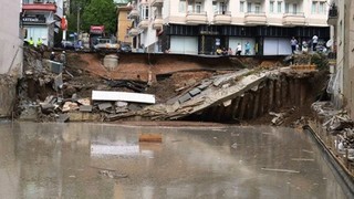 İstinat duvarı çöktü; çevredeki binalar tahliye edildi