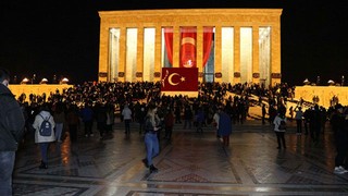 Anıtkabir'de gece ziyaretçi yoğunluğu