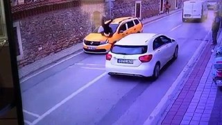 Kız çocuğuna çarpıp kaçan taksici kamerada