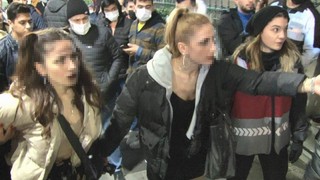 Yılbaşı gecesi Taksim'de iğrenç taciz! Genç kızlar böyle yakalattı
