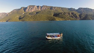 Fethiye'de denizin ortasında dehşet! Poşeti açan balıkçının kolu koptu