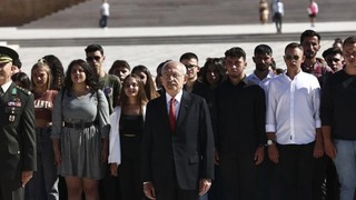 Kılıçdaroğlu, CHP'nin 99'uncu yaşında 99 gençle Anıtkabir'de söz verdi