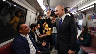 Bakan Karaismailoğlu boş metroda ayakta gitti